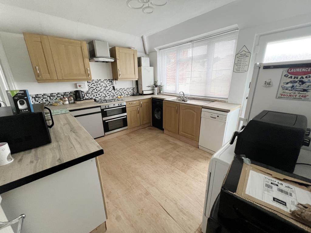 Lot: 148 - TWO-BEDROOM COACH HOUSE FOR UPDATING - View of the kitchen